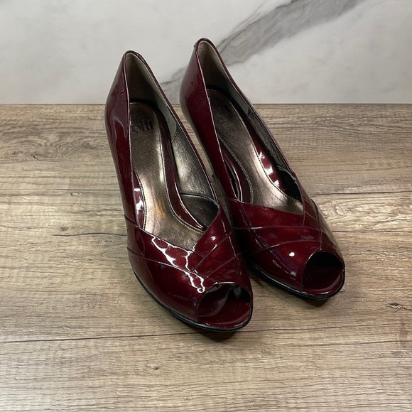 Sofft Shoes - Sofft Dark Red Patent Leather Pumps!